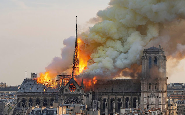 Notre dame paris fire bloomberg